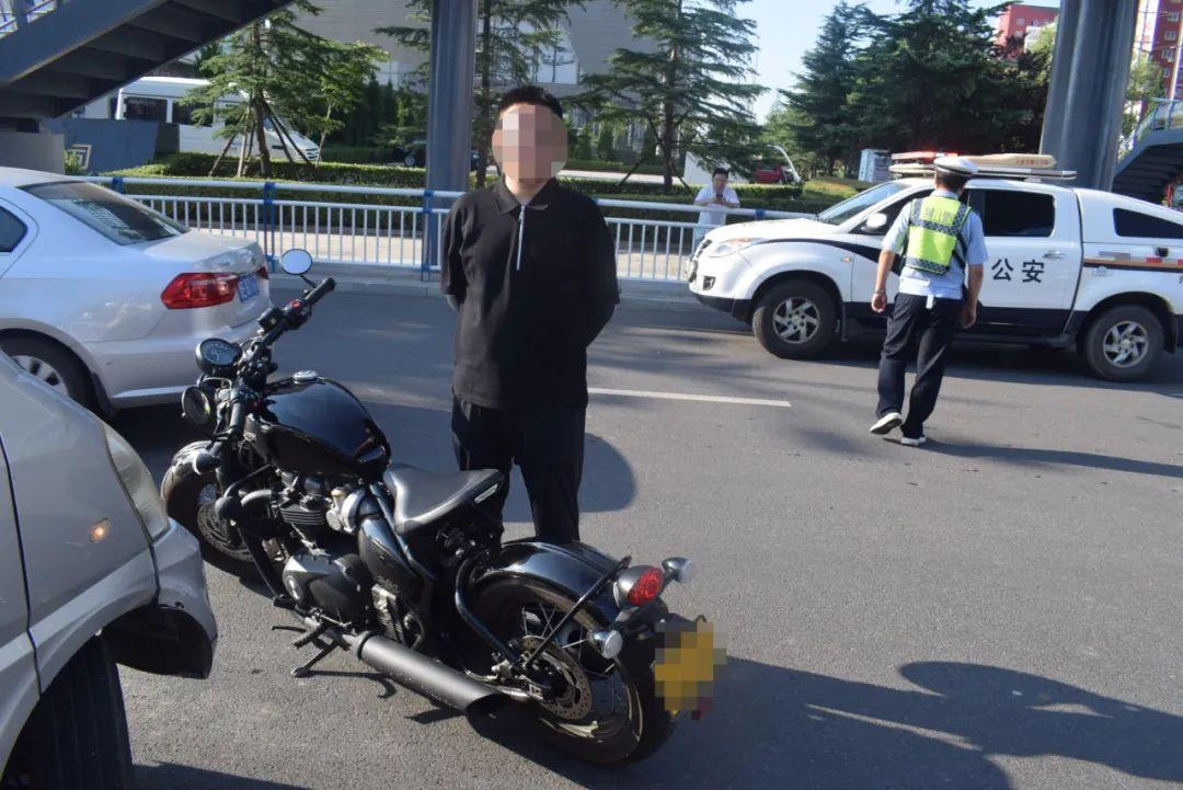 摩托車隨意變道撞向車門 幸好戴了安全頭盔……|一盔一帶