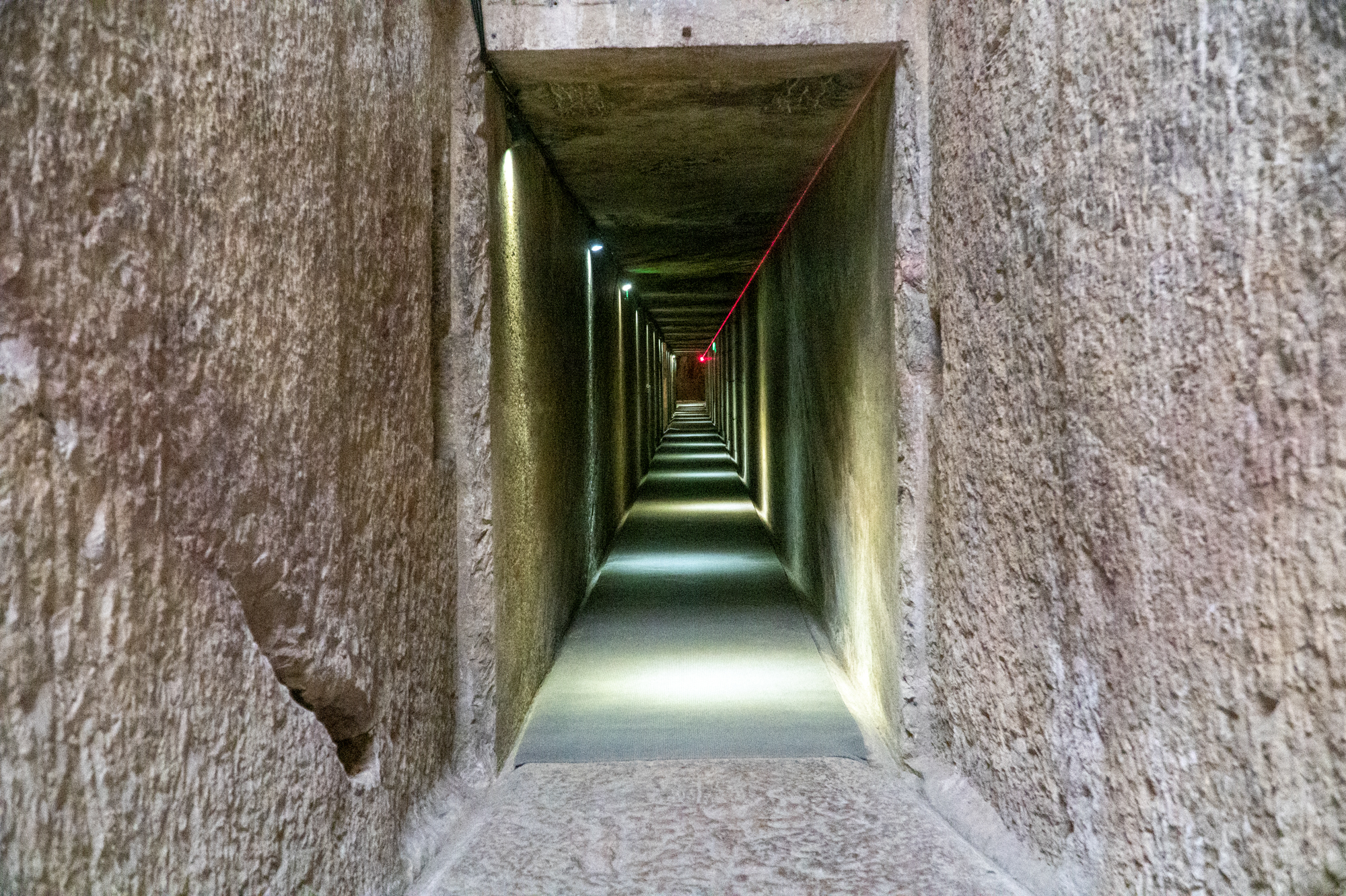 1981年江苏发现龟山汉墓,墓主身份成谜,2100年前能有高科技?