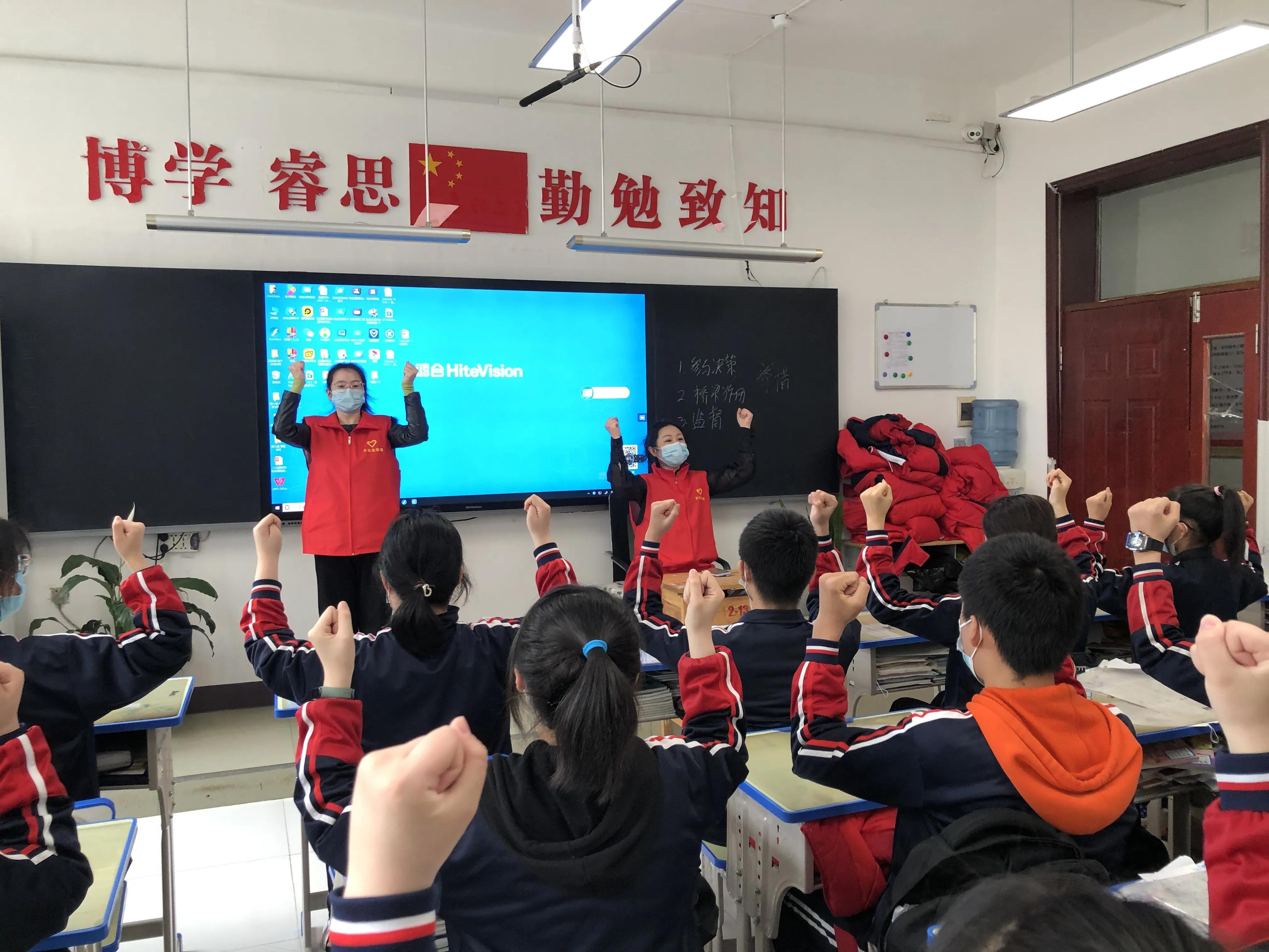 "蒲公英"文艺小分队走进饶河县第二中学