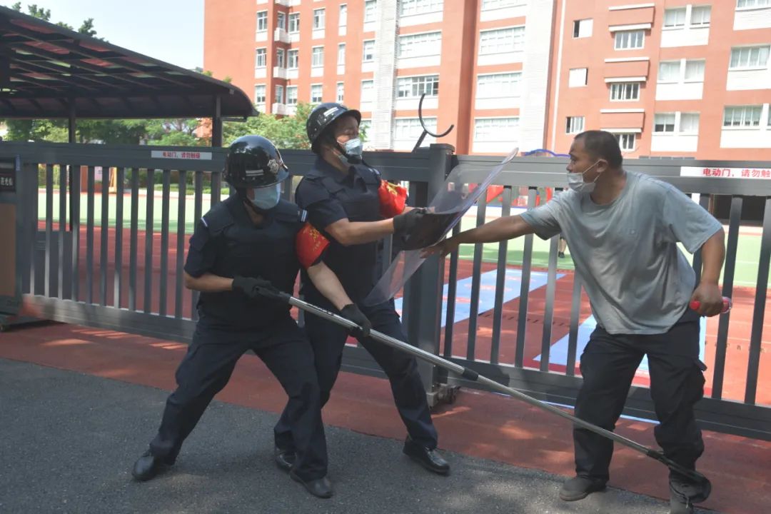 护校护学第一线丨看得见的守护 广州警方护校安园实景演练