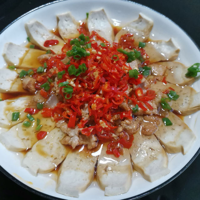 肉片蒸豆腐,洒上葱花,汤汁泡饭最下饭