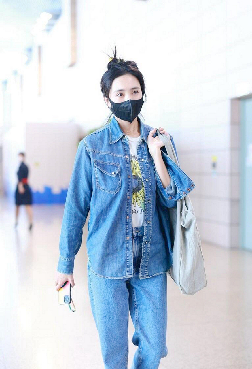 王子璇机场街拍,牛仔套装搭配印花t恤,休闲运动鞋!