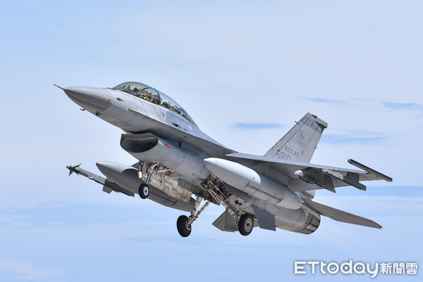 台媒自曝:台军f-16v紧急升空拦截解放军战机,意外发生:起飞前起落架