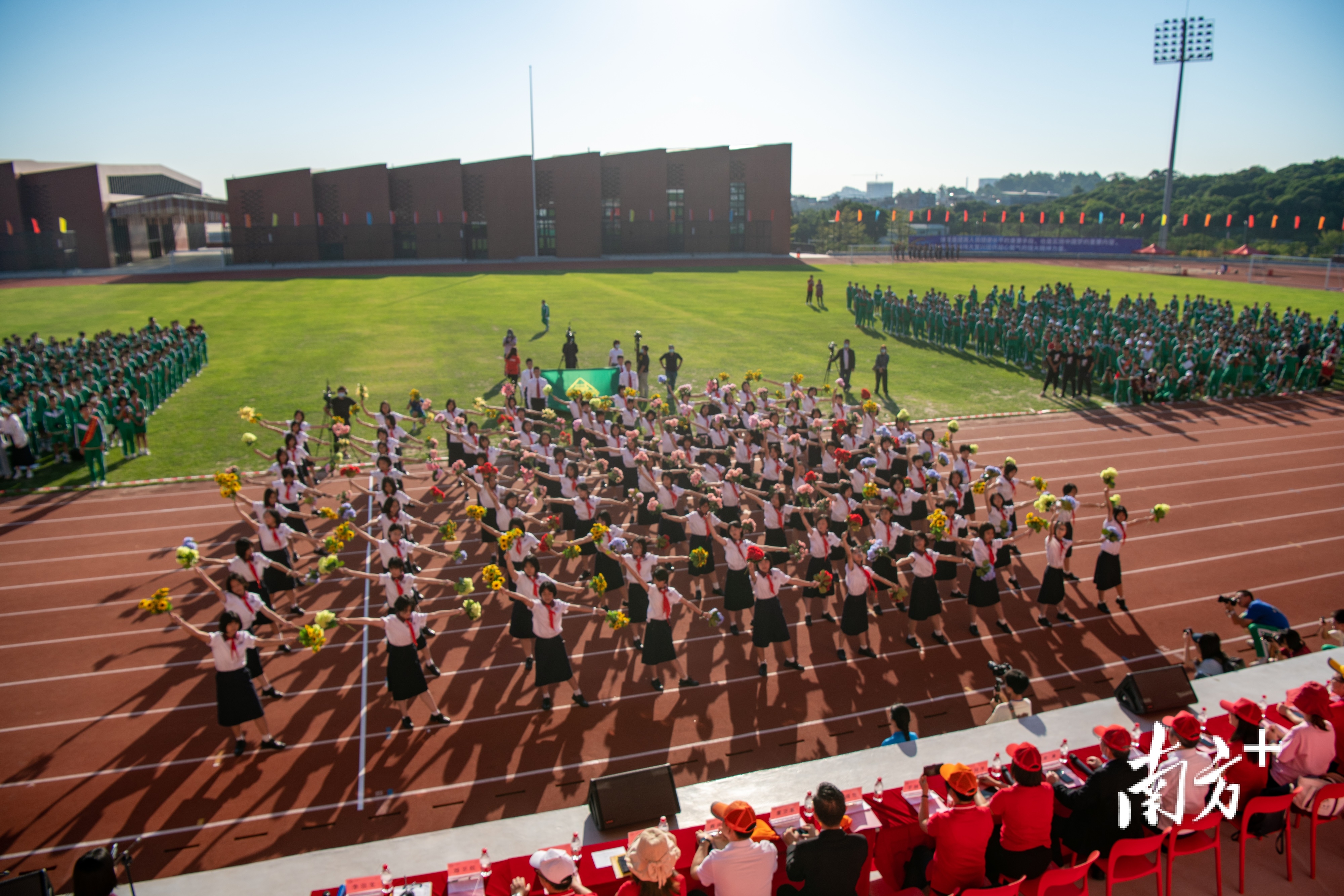 苏炳添助阵执信中学校运会,为田径比赛鸣响发令枪