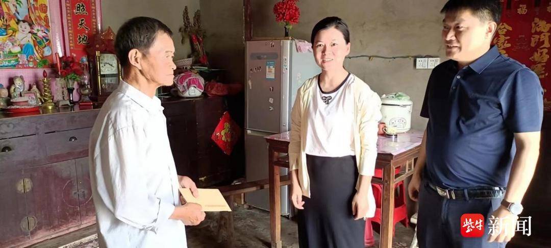 迎七一,送祝福,学榜样,淮安平桥镇为老党员颁发纪念章