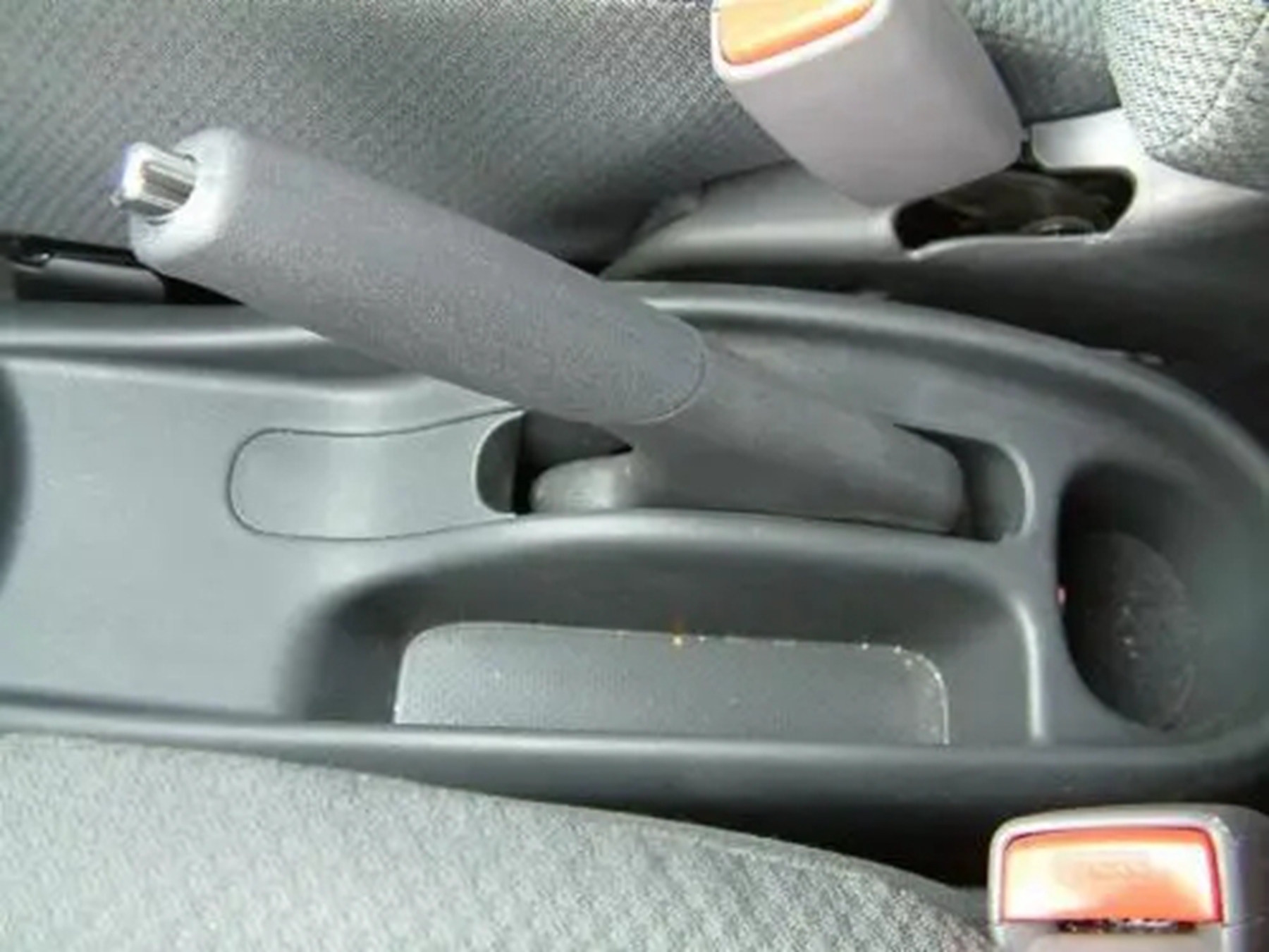 忘松手刹有焦味了还能开吗?忘松手刹有什么危害?