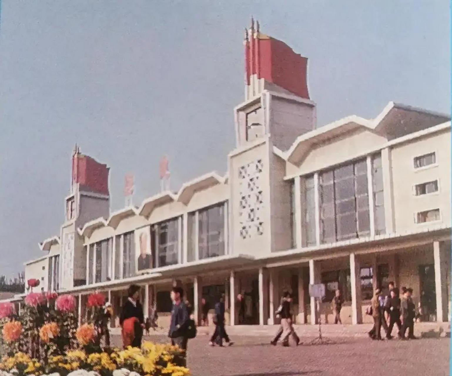 保定老照片 1974年建成的保定火车站,三面红旗造型很突出.