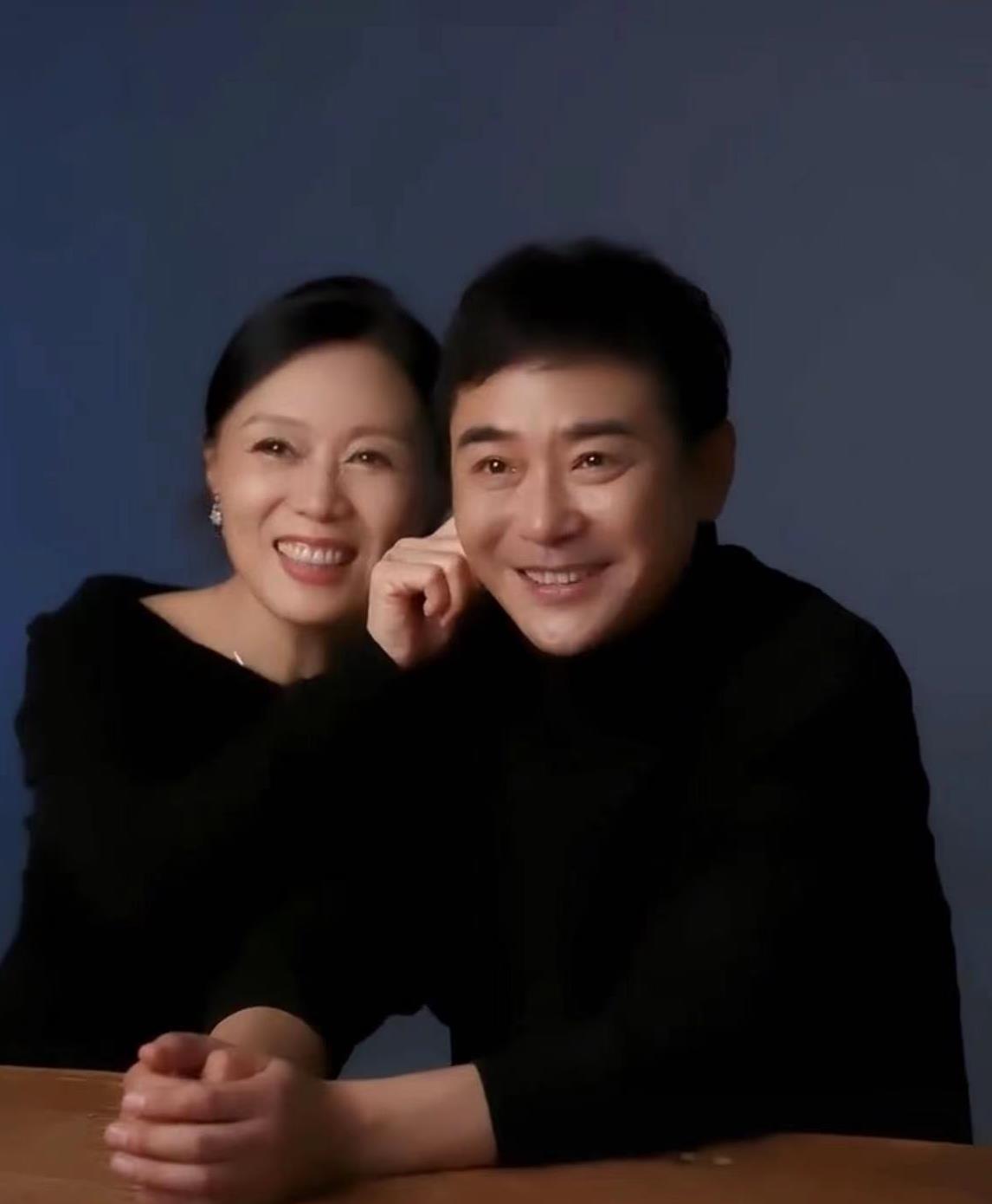 黄梅戏演员吴琼与阮巡的"初恋感觉"婚照