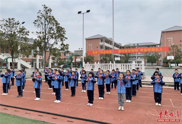 文家市镇里仁学校:国旗下的思政课,让红色基因永传承