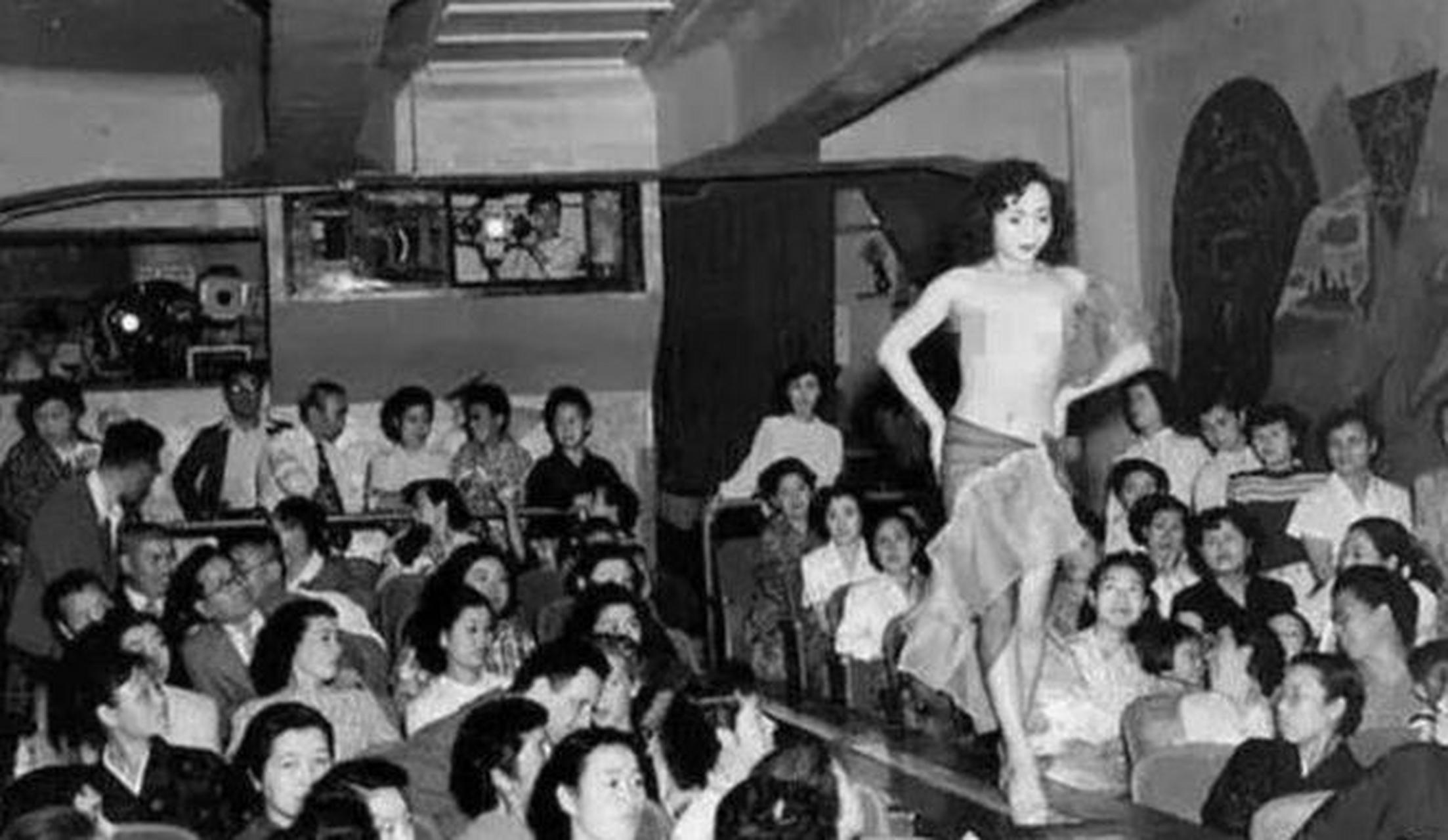 这是80年代,日本酒吧内的裸体模特表演,台下坐着的几乎全是女性.
