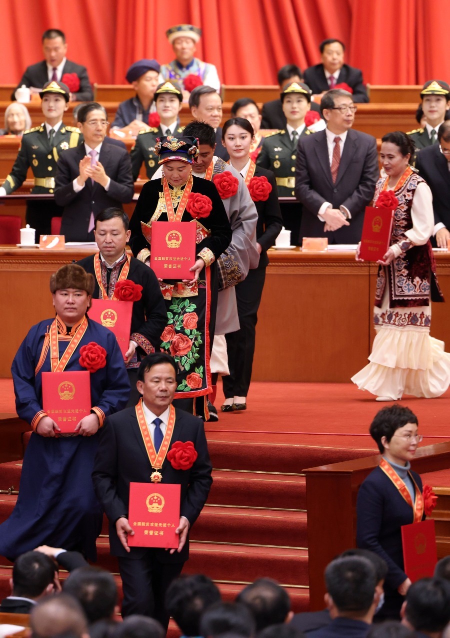 全国脱贫攻坚总结表彰大会在北京人民大会堂举行