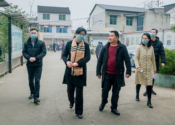 袁敏一行看望慰问旌阳区新中学校师生