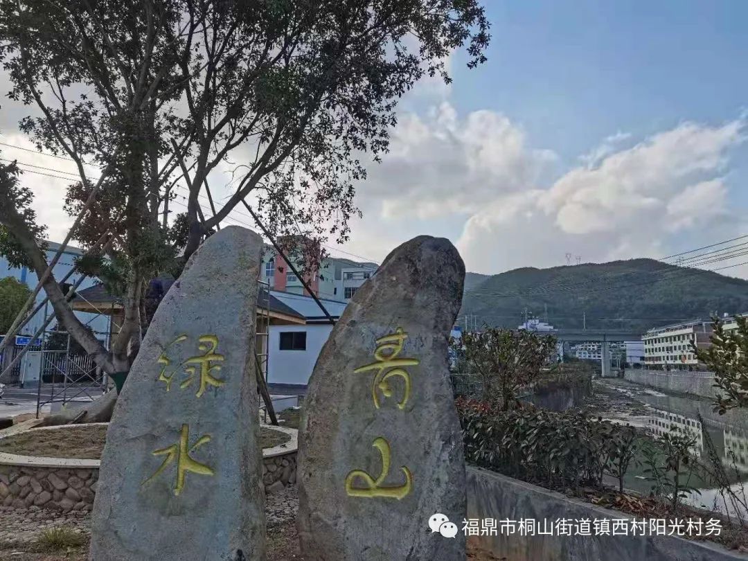 西靠凄林古刹与桐城街道外洋村,与柯岭村交界,南与桐北,福全,小路社区