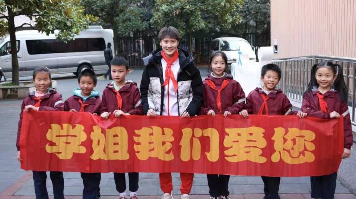 奥运冠军陈雨菲来啦签名合影打球文龙巷小学孩子们新年第一份礼物太嗨