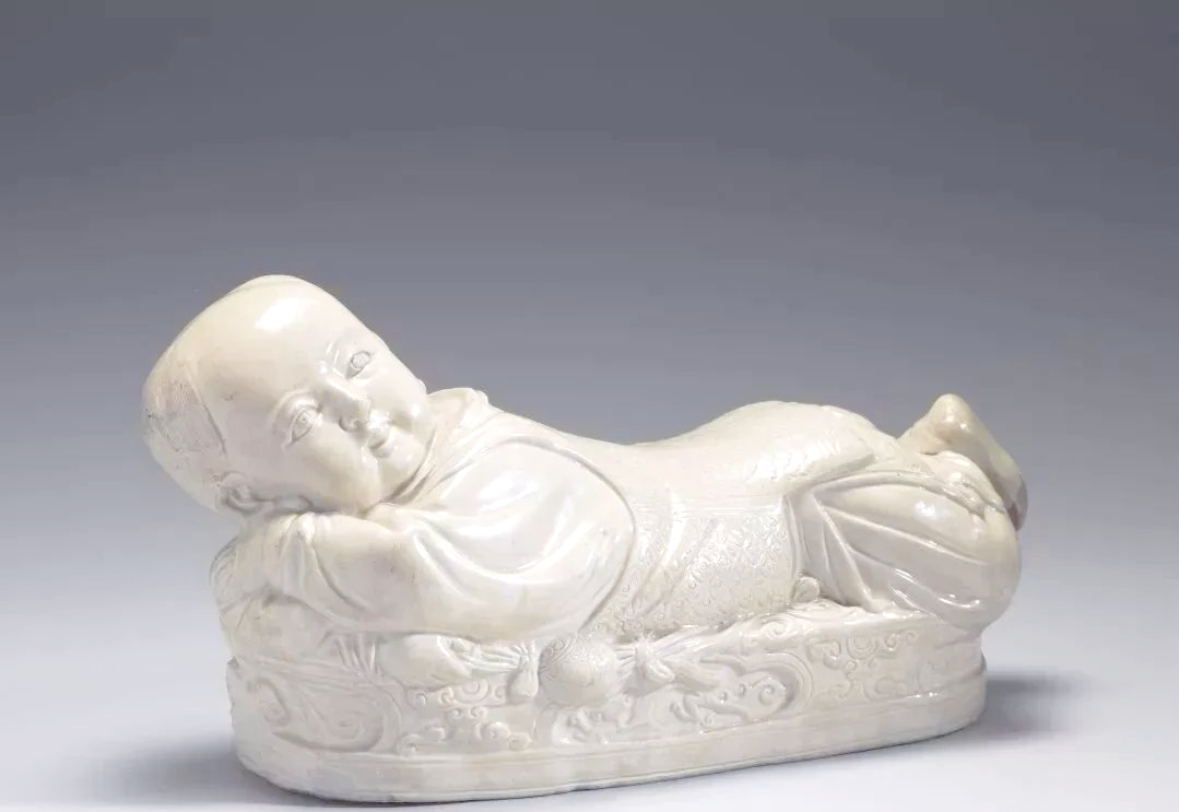 台北故宫博物院藏定窑孩儿枕:珍贵文物中的宋代求子习俗