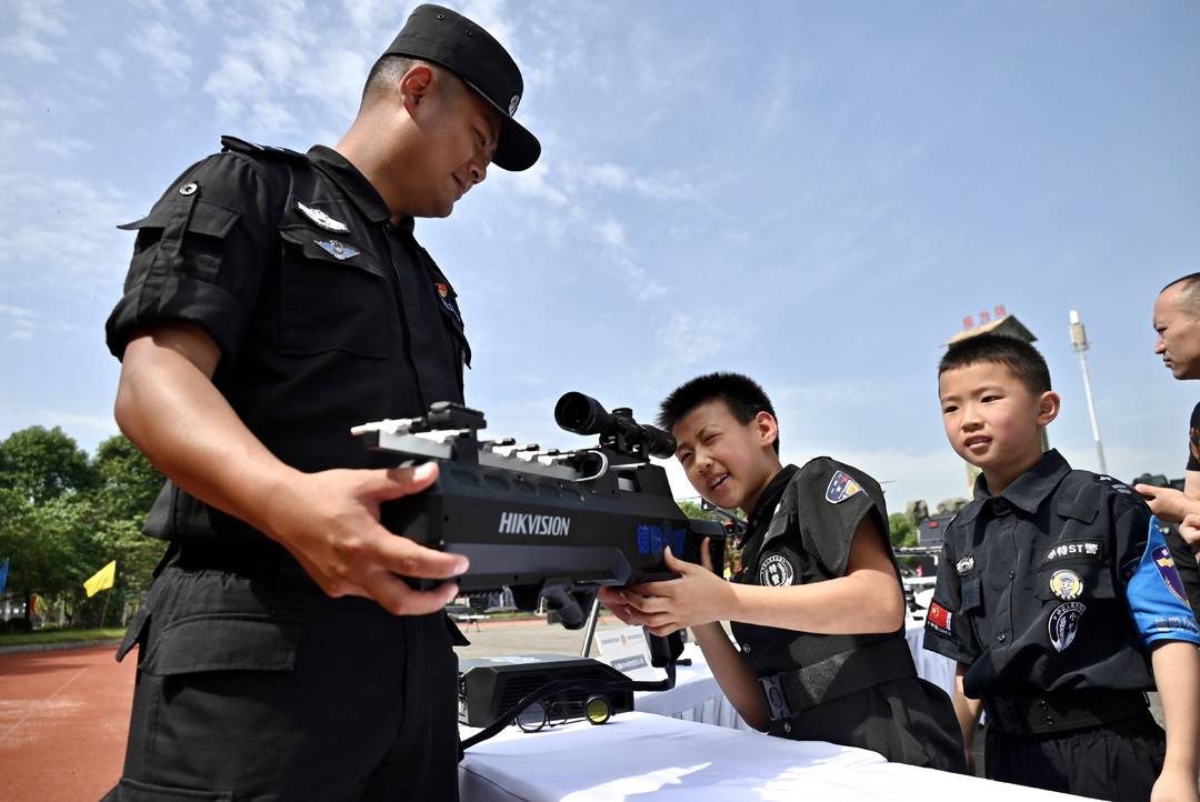 160名萌娃走进德阳警营 体验特警训练日常