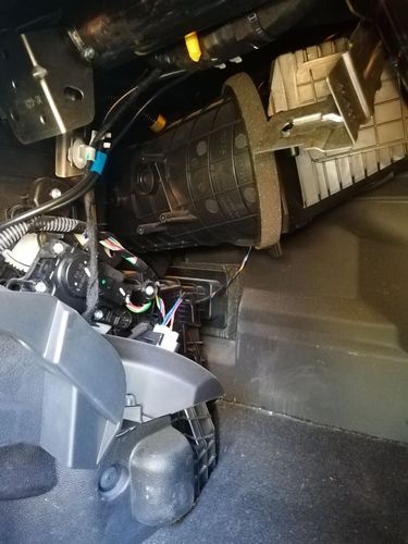 1,若要寻找东风风神ax7的机油滤芯,其位置在引擎盖下方,发动机左上角