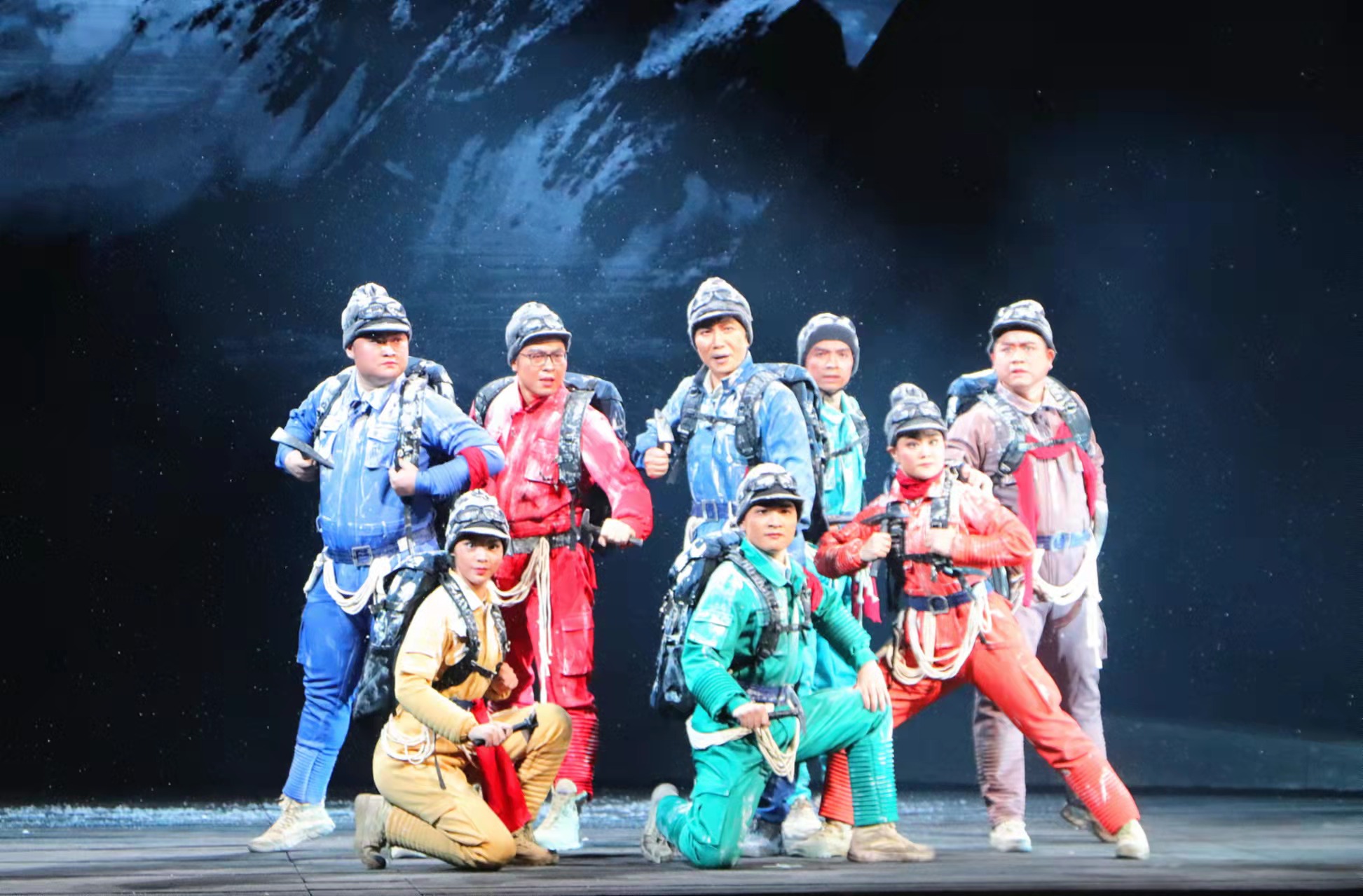 在守正创新上做了很多探索,如将目连戏中的"滚地龙"用于雪崩的场景中