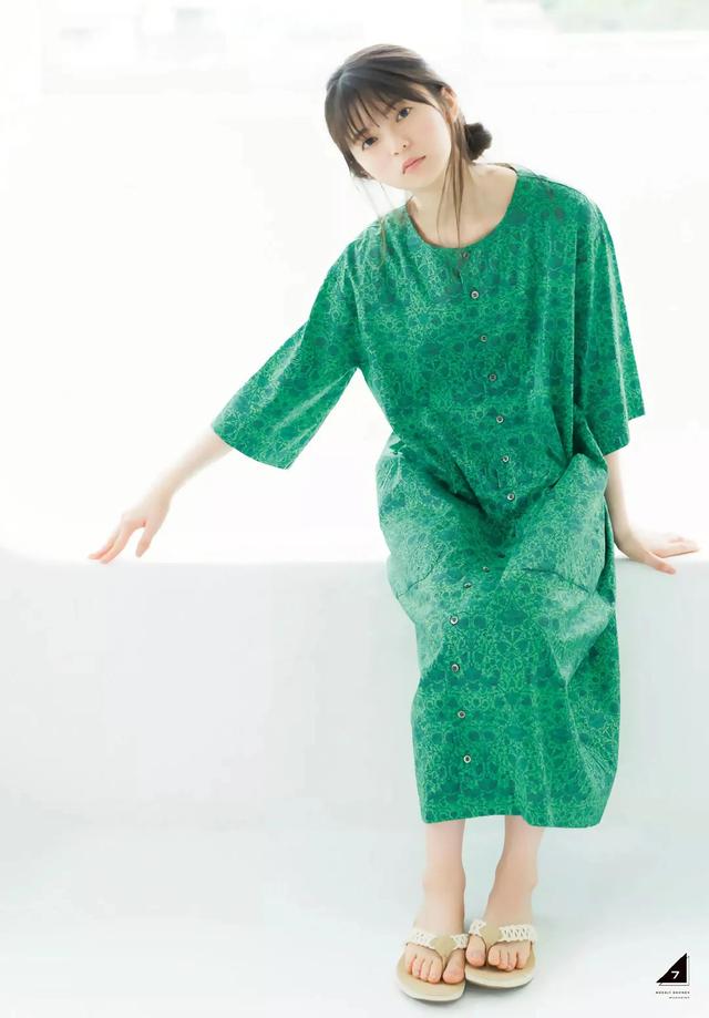 斋藤飞鸟的写真《夏日乘凉》鉴赏