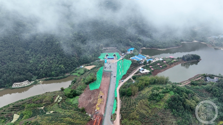 重庆三环高速公路云雾山隧道右洞顺利贯通