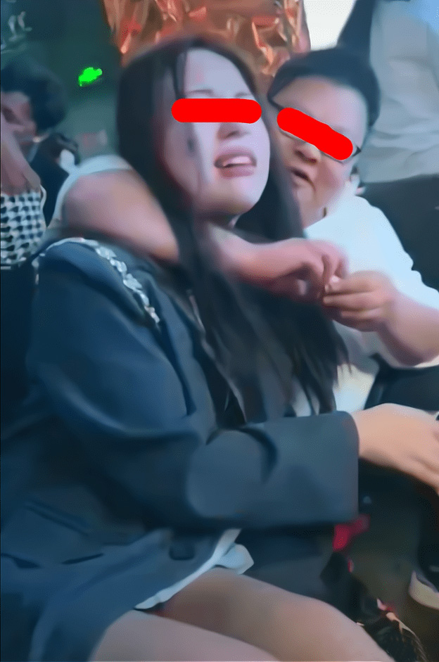 女孩在ktv被勒住脖子灌酒,撑不下去举双手投降:真的要上洗手间