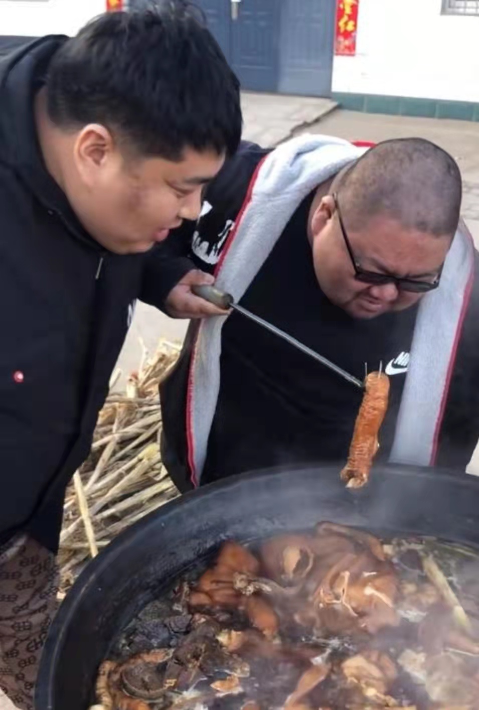 32岁网红"闻味哥"病逝,结婚不到两年,网友:第二个"泡泡龙"