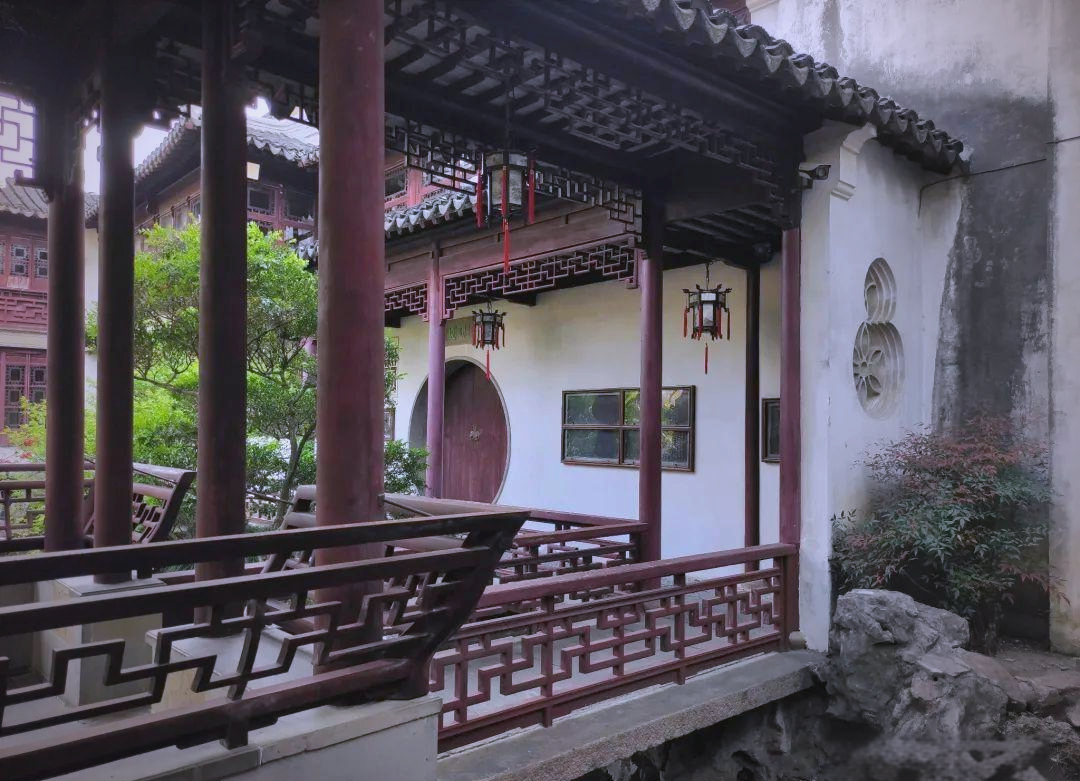 苏州园林探秘:环秀山庄的小桥风情