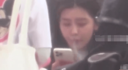 女团成员赵小棠片场抽电子烟 姿势娴熟吞云吐雾
