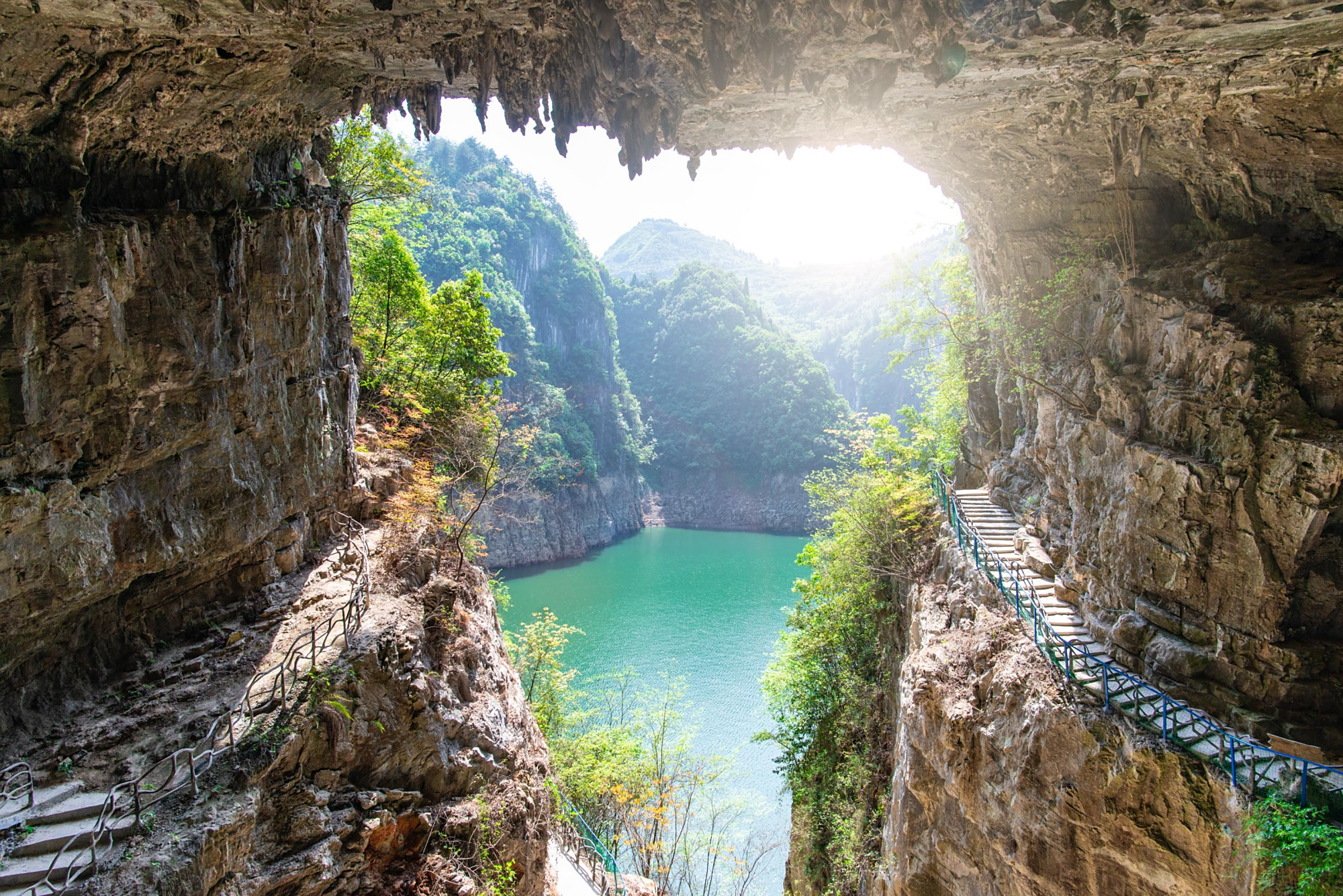 贵州极具代表性的大峡谷,天生桥高达百米,铜仁旅游必去景点