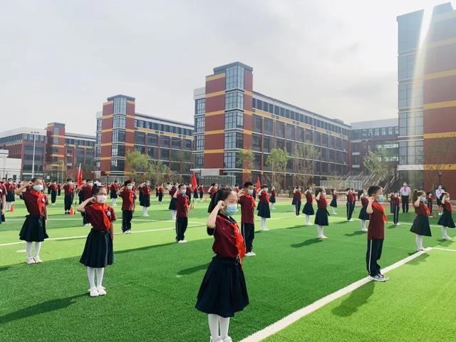 心系红领巾 星火代代传-郑东新区文苑学校新队员入队仪式特写