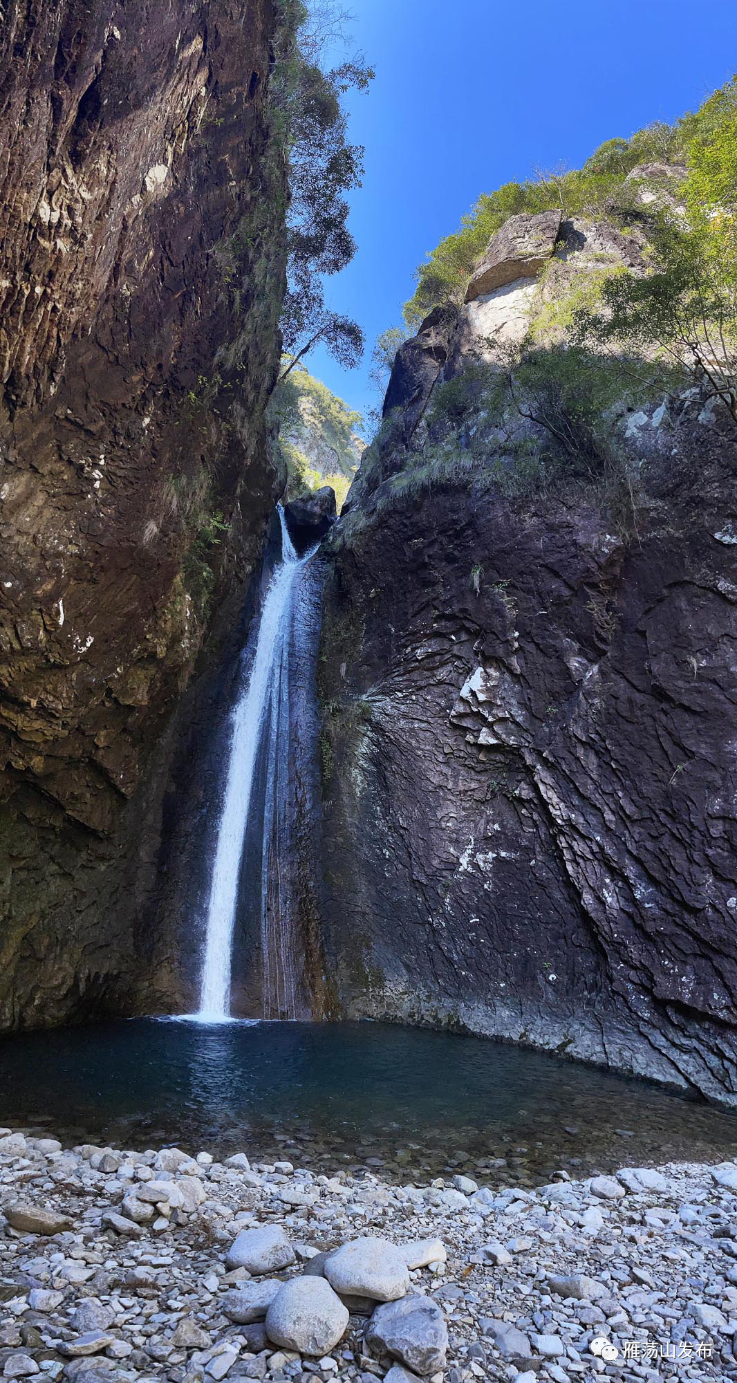 雁湖山中的罗带瀑