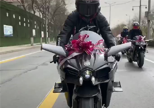 骑士的婚车队伍:头车川崎h2,车尾杜卡迪,车价都超6位数