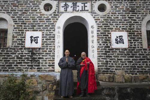 苦修僧释觉定:吃饭从不放油盐,身穿百衲衣40年,用一生去建寺