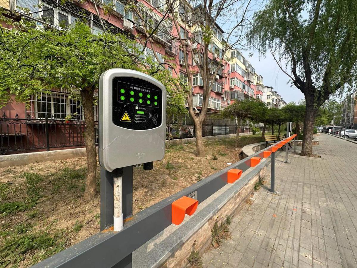 石景山鲁谷街道为辖区376部电梯安装智能阻车器