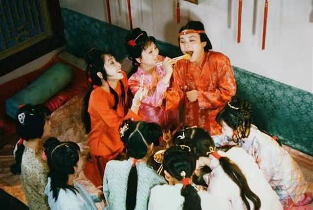 贾宝玉生日夜宴,为什么不邀请王熙凤参加?平儿无心之语道出答案