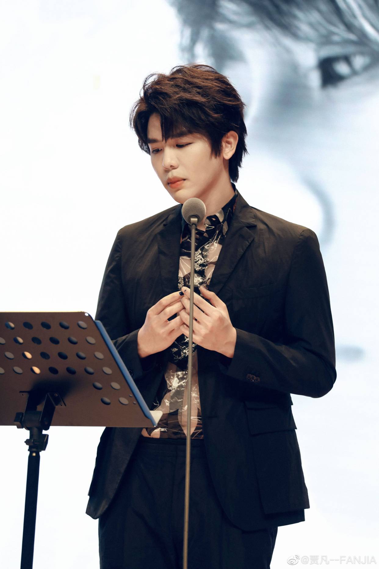 《声入人心》:大概也就蔡尧能做到在直立情况下给贾凡补妆吧!