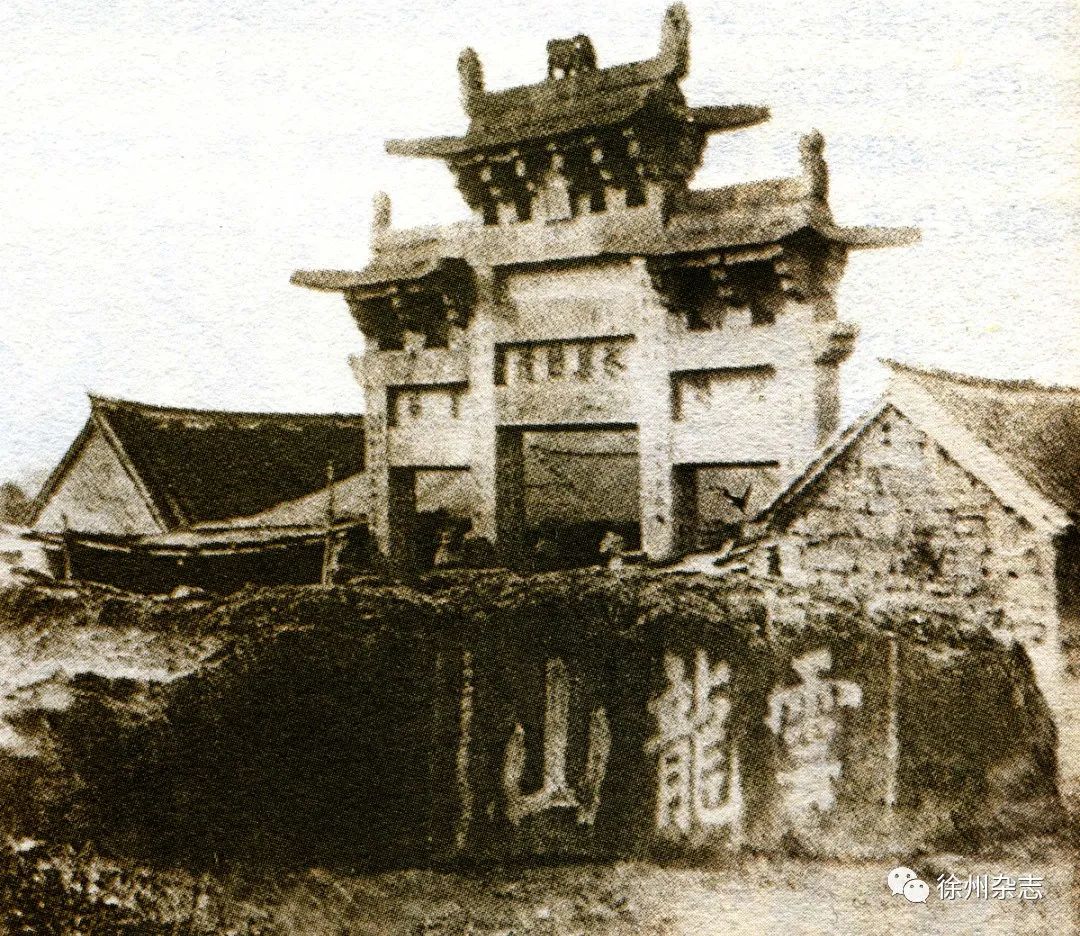 在诸多和"云龙山"同框的老照片中,有一张1938年徐州会战前中国青年