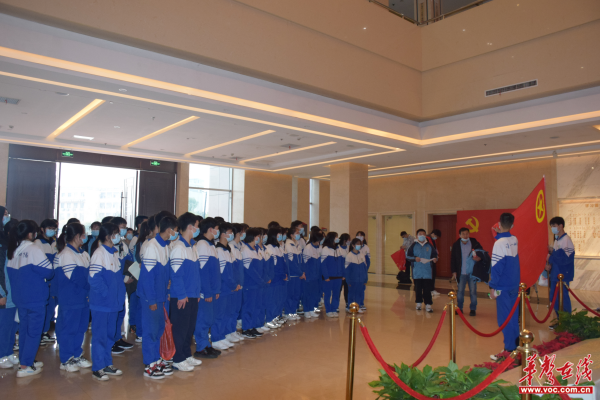 争做雷锋传人 望一向阳中学全体团员参观雷锋纪念馆