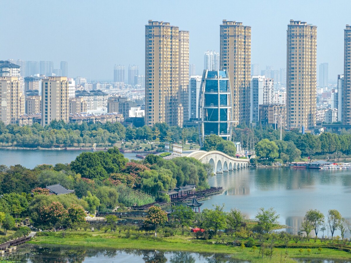 江苏省连云港市东海县西双湖风景区,天蓝水清,秋意渐浓