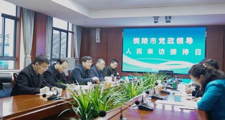 洪建春实地调研市信访局并公开接待群众来访