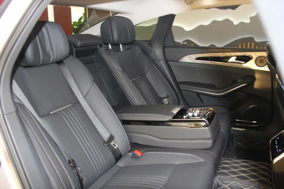 红旗h9后排座椅如何拿起来