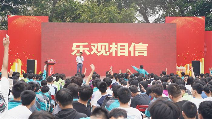 励志演说家程龙来到重庆新华 进行学生习惯养成教育演讲
