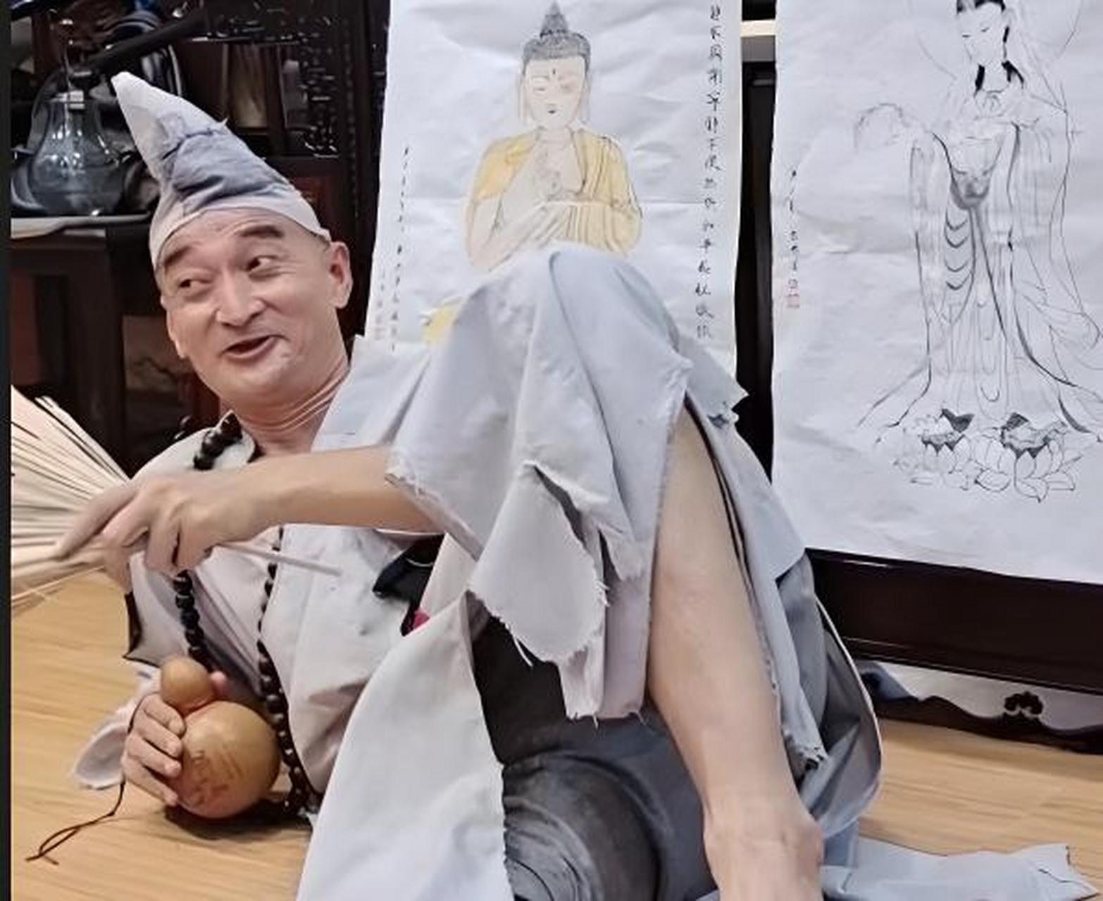 网红"济公董峰"是一位来自中国河南省的网络红人,因其模仿电视剧