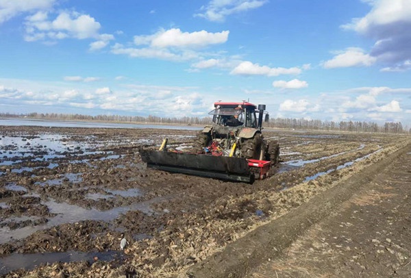 前锋农场有限公司新式"装备"亮相春耕主战场