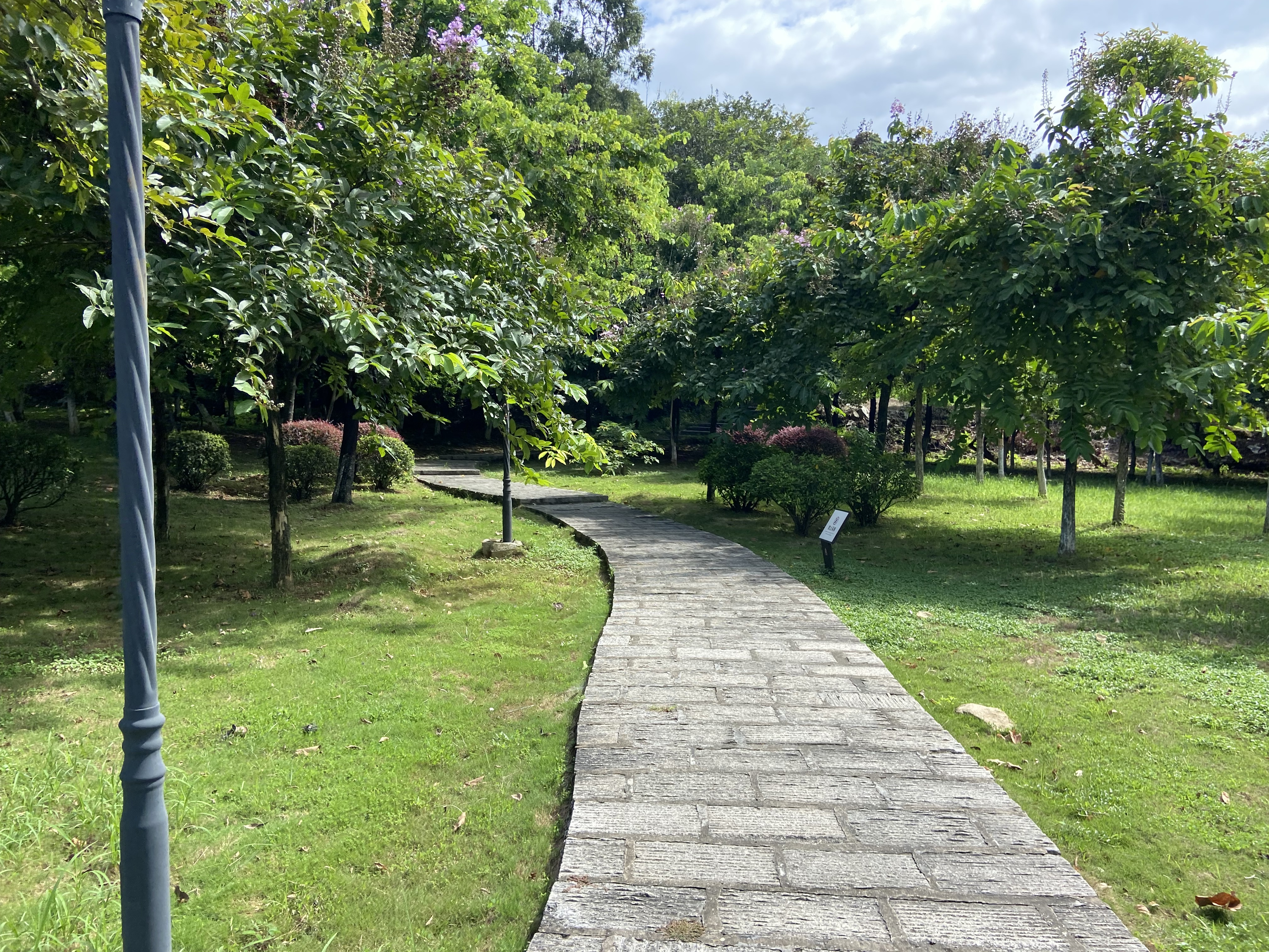 五叠岭国家森林公园位于广州市增城区仙村镇基岗村,五叠岭原旧废弃采