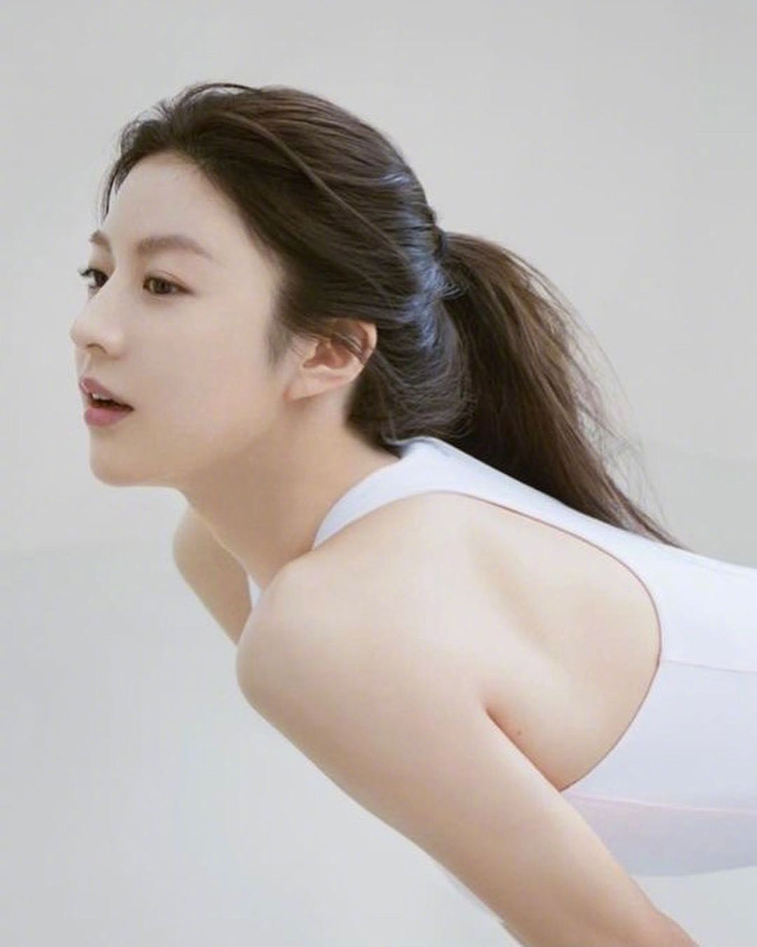 明星写真:"小全智贤"高允真瑜伽服时尚美照,身材婀娜亭亭玉立