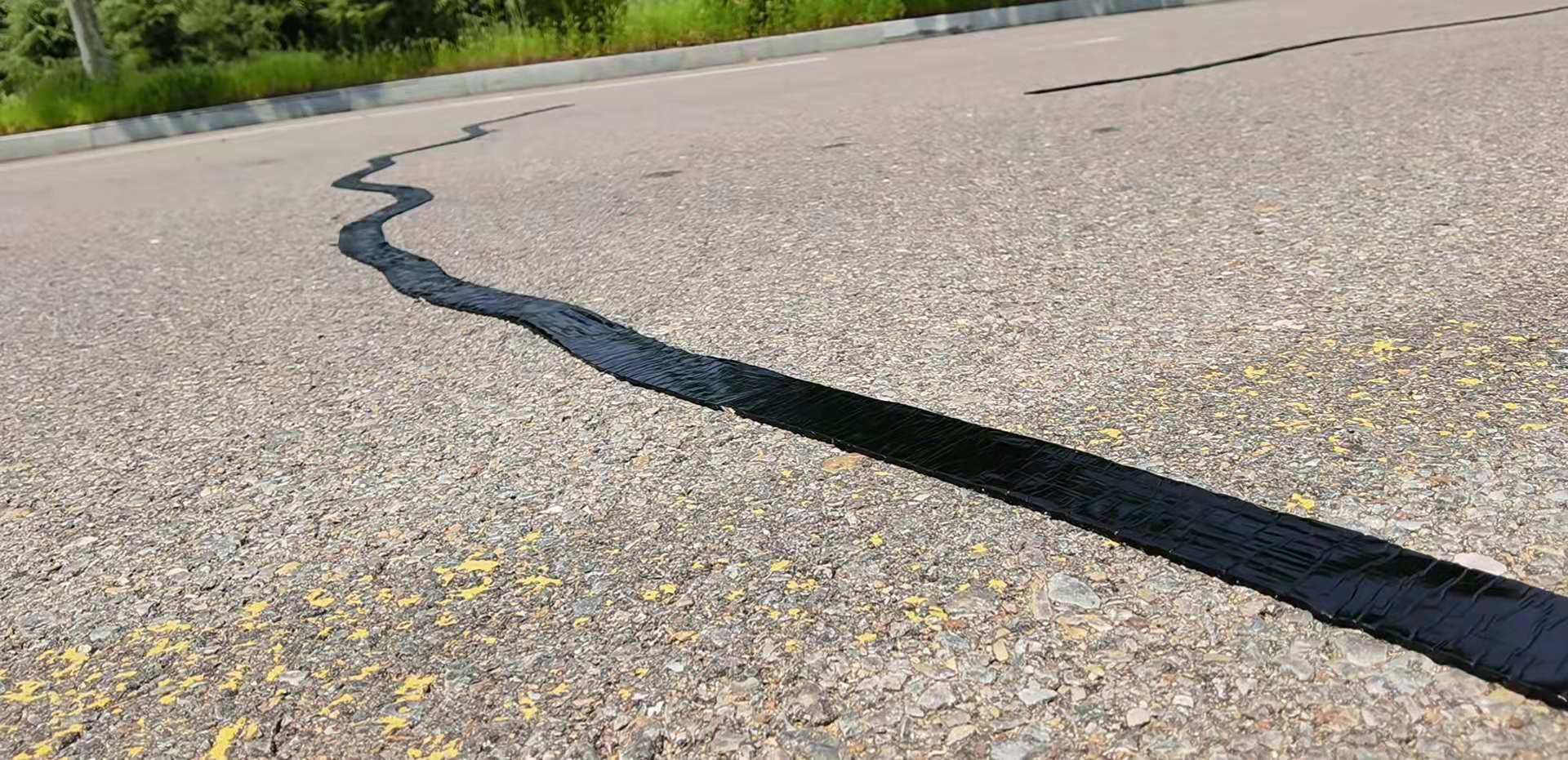 沥青路面贴缝施工要注意什么?