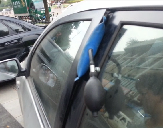 气囊开锁对车门的影响