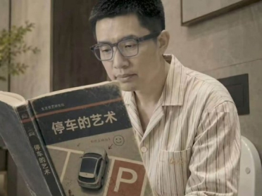 官方玩梗！李想翻看《停车的艺术》书籍 学习如何正确泊车