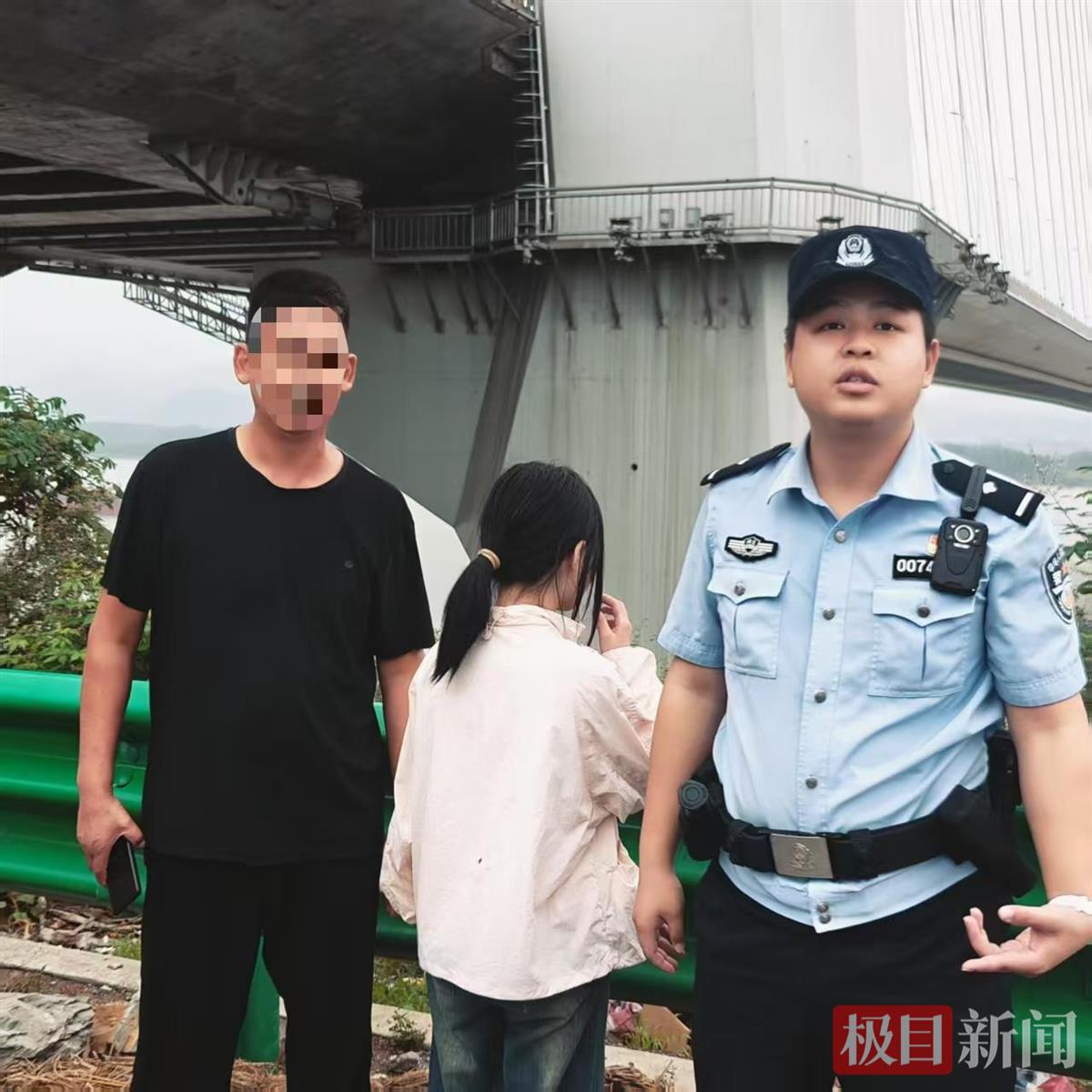 警民接力守护女孩.jpg